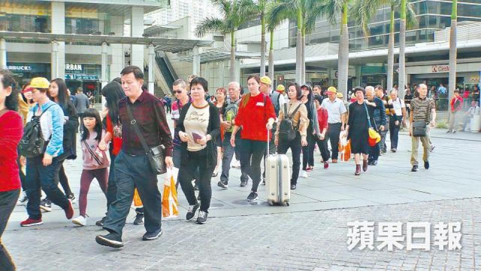 港珠澳大橋通車後,內地客逼爆東涌,居民生活大受影響。 港珠澳大橋通車後,內地客逼爆東涌,居民生活大受影響。