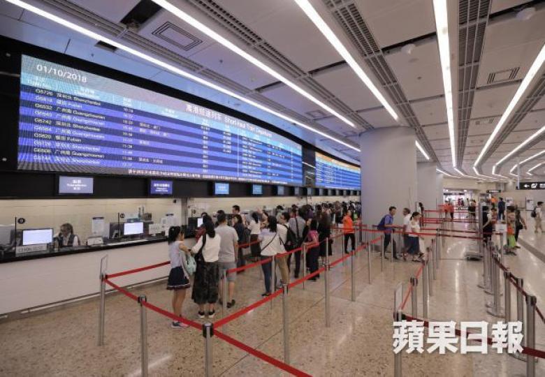 廣深港高鐵香港段自9月23日通車至今近兩個月,乘客量一直不達標。 廣深港高鐵香港段自9月23日通車至今近兩個月,乘客量一直不達標。
