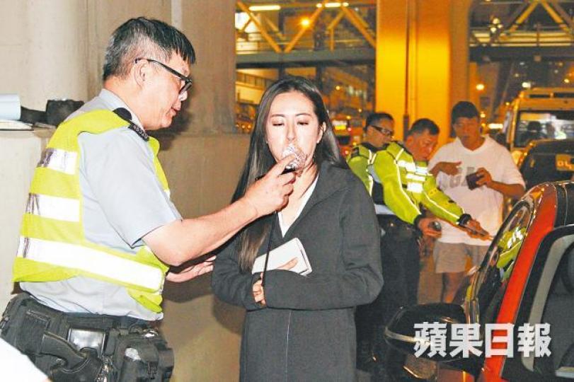 唐詩詠接受酒精呼氣測試。楊浩賢攝 唐詩詠接受酒精呼氣測試。楊浩賢攝