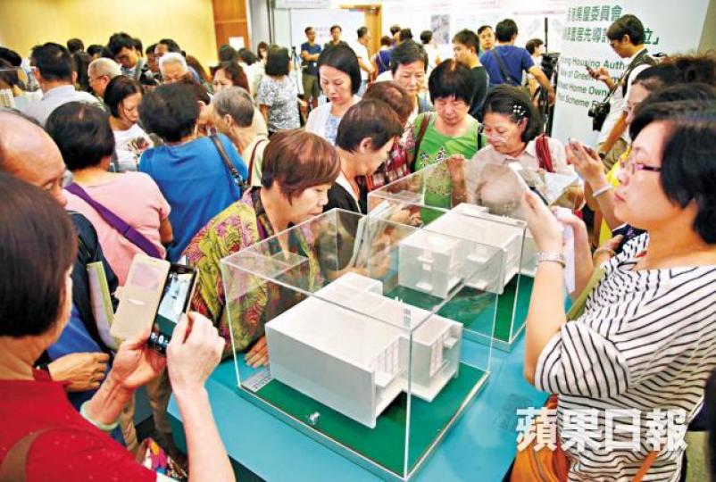 房委會推售上一個綠置居項目時,派表當日吸引大批市民輪候。資料圖片 房委會推售上一個綠置居項目時,派表當日吸引大批市民輪候。資料圖片