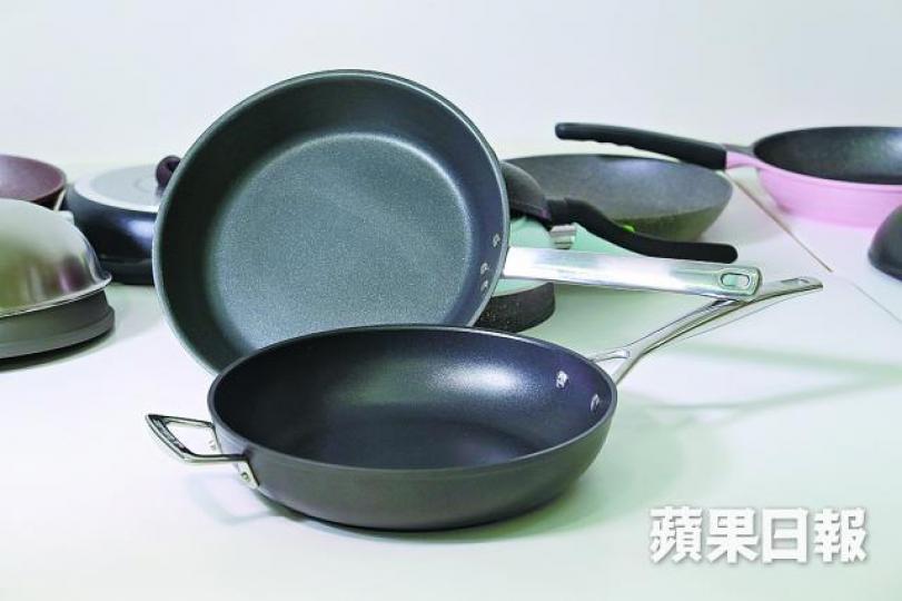 宜家易潔鑊(後)與近2,400元的Le Creuset(前)評分一樣。 宜家易潔鑊(後)與近2,400元的Le Creuset(前)評分一樣。