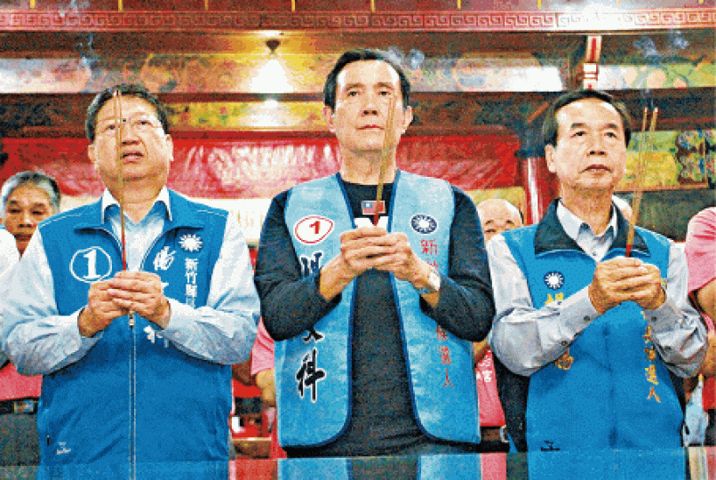 馬英九(中)為藍營候選人站台時失言。台灣《蘋果日報》 馬英九(中)為藍營候選人站台時失言。台灣《蘋果日報》