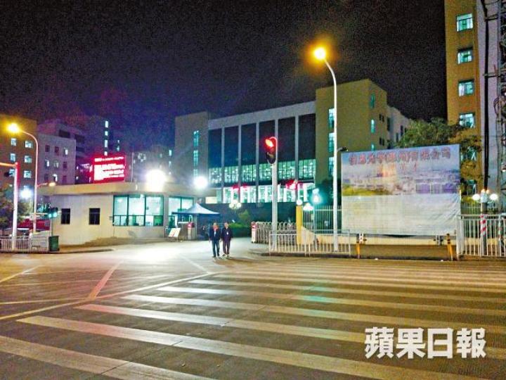 昨晚伯恩光學公司外已恢復平靜。 昨晚伯恩光學公司外已恢復平靜。