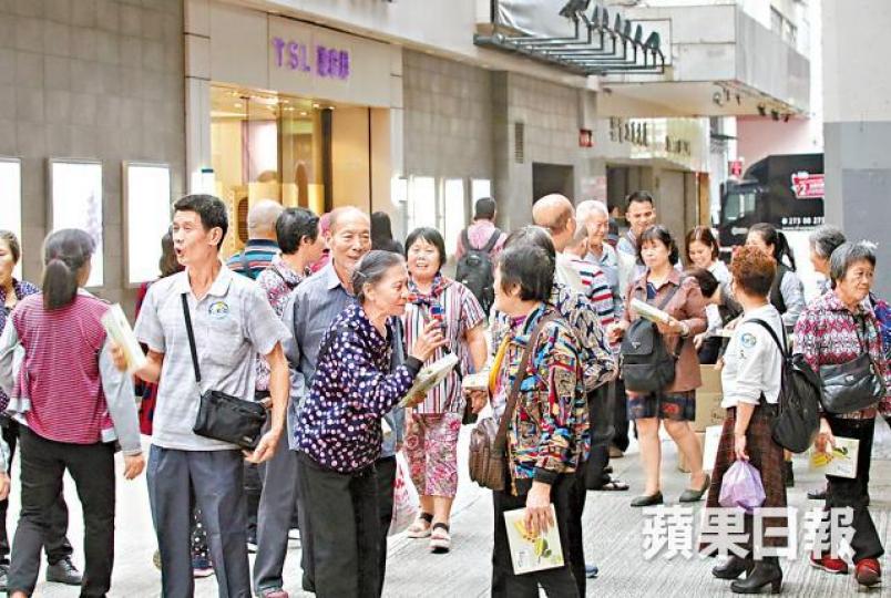 紅磡民裕街、鶴園街一帶向來是內地旅行團指定購物店舖集中地之一。 紅磡民裕街、鶴園街一帶向來是內地旅行團指定購物店舖集中地之一。