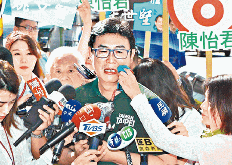 綠營傳出「棄姚保柯」,姚文智回應傳媒時落淚,妻幫他拭抹。 綠營傳出「棄姚保柯」,姚文智回應傳媒時落淚,妻幫他拭抹。