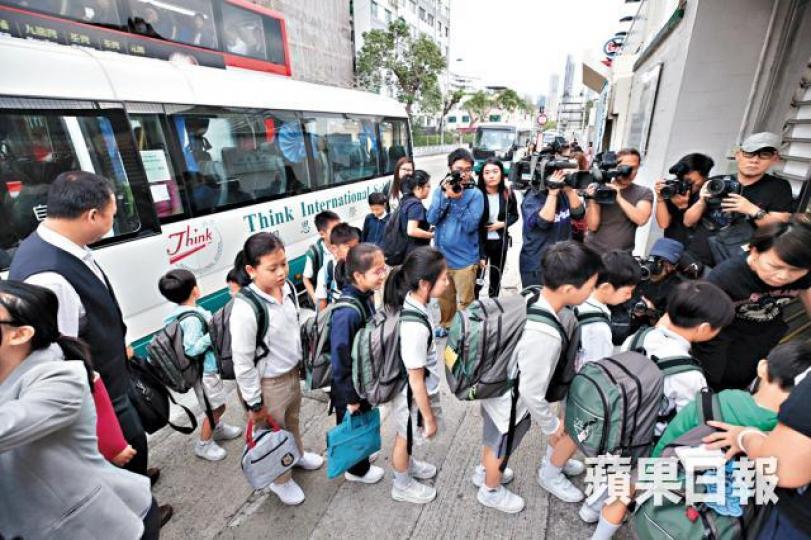 大批朗思國際學校小學生昨坐校車到九龍塘界限街校舍。張志華攝 大批朗思國際學校小學生昨坐校車到九龍塘界限街校舍。張志華攝