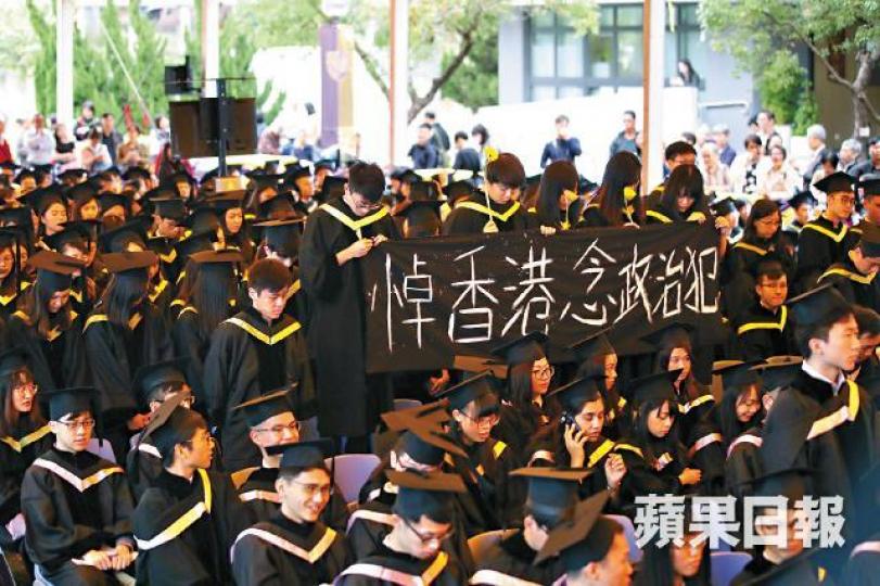 約60名社工系學生拉起「悼香港 念政治犯」橫額表達對言論自由受打壓的不滿。謝榮耀攝 約60名社工系學生拉起「悼香港 念政治犯」橫額表達對言論自由受打壓的不滿。謝榮耀攝