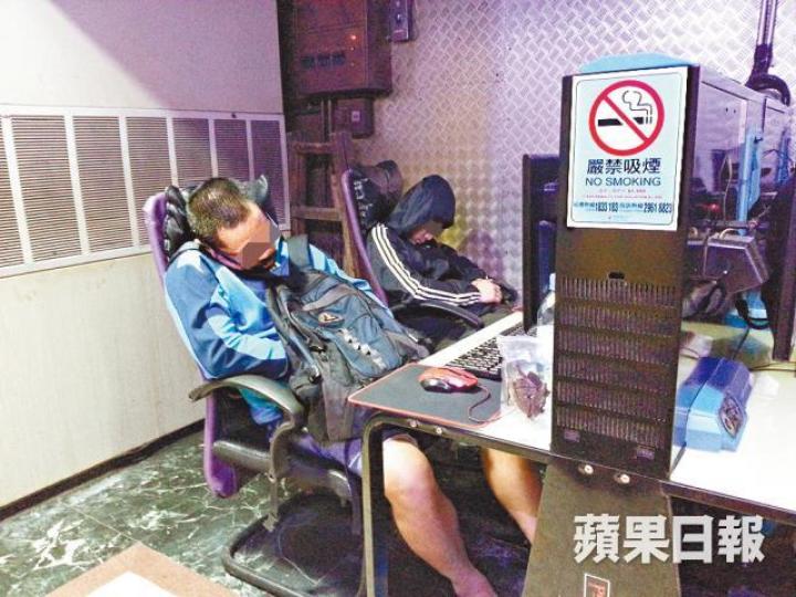 外賣工猝死的網吧事後仍有中年男子坐在電腦椅上呼呼大睡。馬耀文攝 外賣工猝死的網吧事後仍有中年男子坐在電腦椅上呼呼大睡。馬耀文攝