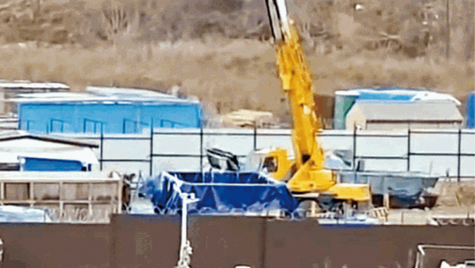 有俄國公司被拍到用吊車將鯨魚運走。多條鯨魚被困在「鯨魚監獄」。 有俄國公司被拍到用吊車將鯨魚運走。多條鯨魚被困在「鯨魚監獄」。
