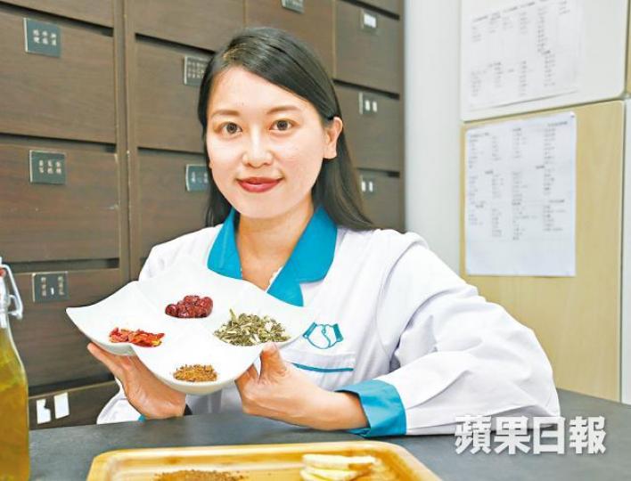 中醫師倪詠梅推介飲益母杞子茶改善經痛。黎樹雄攝 中醫師倪詠梅推介飲益母杞子茶改善經痛。黎樹雄攝