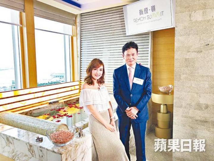恒地尚悅.嶺昨舉行記者會,邀請前新聞主播陳嘉倩介紹項目會所,右為林達民。 恒地尚悅.嶺昨舉行記者會,邀請前新聞主播陳嘉倩介紹項目會所,右為林達民。