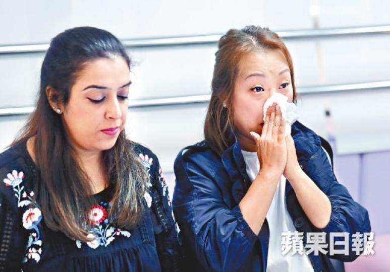 有朗思學生家長昨稱教局停課不顧孩子感受,其間激動落淚。夏家朗攝 有朗思學生家長昨稱教局停課不顧孩子感受,其間激動落淚。夏家朗攝