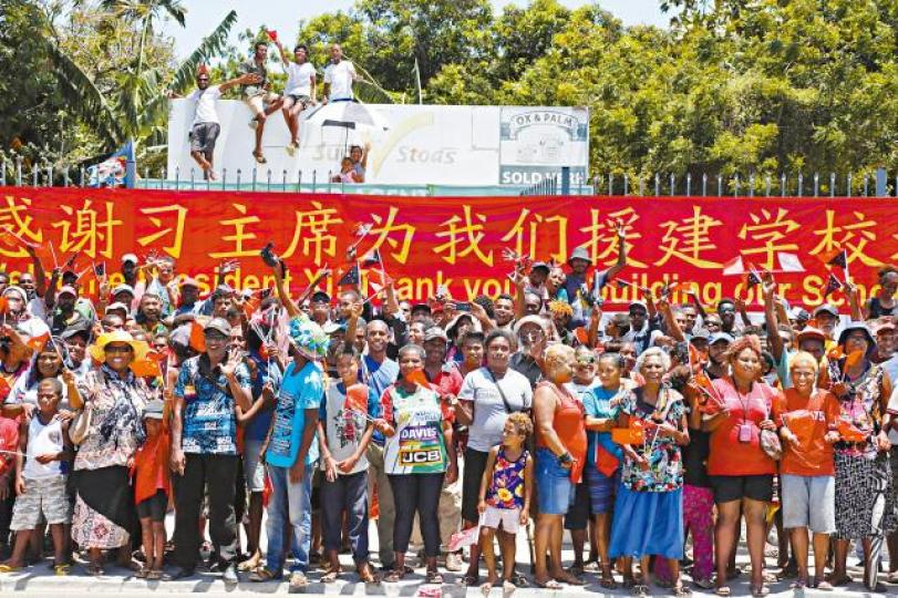 當地民眾揮旗歡迎習到訪。 路透社巴新APEC會議主會場由中國出資興建。 美聯社習近平與巴布亞新幾內亞總理奧尼爾一道為中國援建的獨立大道揭幕。 路透社民眾穿上印有歡迎習的英文字句上衣。 台灣《蘋果日報》 當地民眾揮旗歡迎習到訪。 路透社巴新APEC會議主會場由中國出資興建。 美聯社習近平與巴布亞新幾內亞總理奧尼爾一道為中國援建的獨立大道揭幕。 路透社民眾穿上印有歡迎習的英文字句上衣。 台灣《蘋果日報》