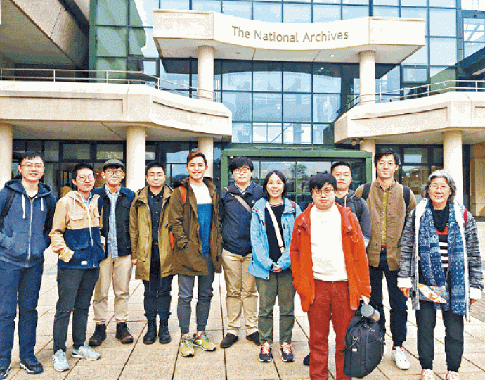 「香港前途研究計劃」團隊成員攝於英國國家檔案館前。 「香港前途研究計劃」團隊成員攝於英國國家檔案館前。