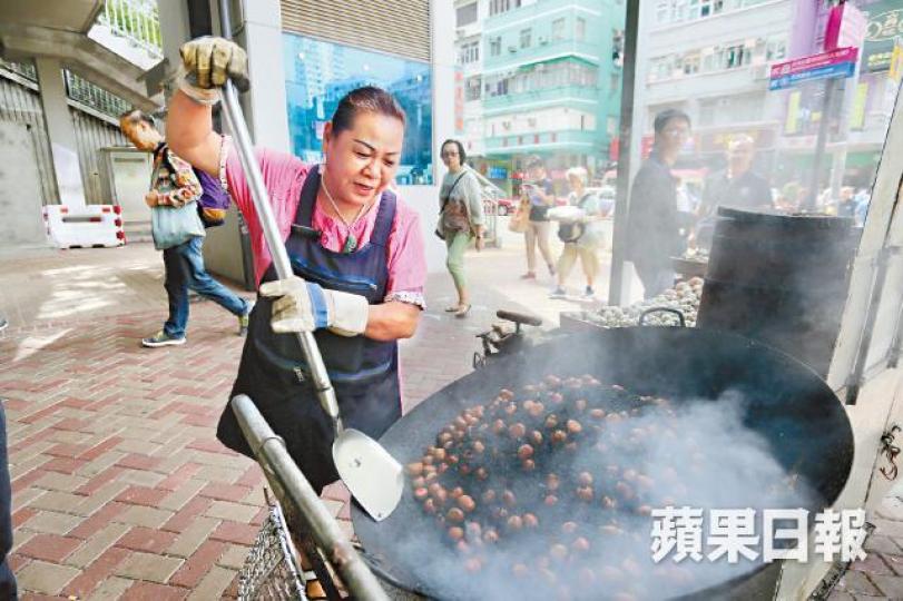 蘇太訪問期間從未停手,手持半個身長的鑊鏟炒栗子。人手生炒栗子才能色香味俱全,蘇太指技巧只能累積,經驗不能言授。栗子檔的煨番薯全部炭燒新鮮出爐。檔口大小事務由蘇太一手包辦。 蘇太訪問期間從未停手,手持半個身長的鑊鏟炒栗子。人手生炒栗子才能色香味俱全,蘇太指技巧只能累積,經驗不能言授。栗子檔的煨番薯全部炭燒新鮮出爐。檔口大小事務由蘇太一手包辦。