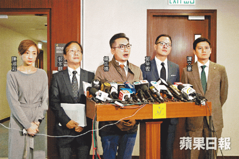 公民黨議員昨轟政府將矛頭指向民主派,推卸責任。林鄭月娥前晚批評美國國會報告失實。 公民黨議員昨轟政府將矛頭指向民主派,推卸責任。林鄭月娥前晚批評美國國會報告失實。