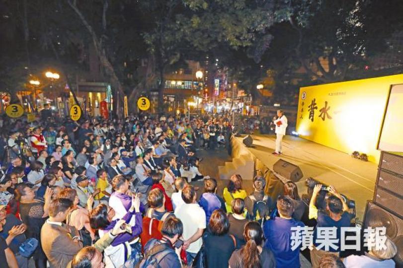 李卓人昨晚在油麻地榕樹頭舉行造勢大會。李家皓攝歌手黃耀明(左)呼籲選民將手上一票投予李卓人,守住香港與議會。 李卓人昨晚在油麻地榕樹頭舉行造勢大會。李家皓攝歌手黃耀明(左)呼籲選民將手上一票投予李卓人,守住香港與議會。