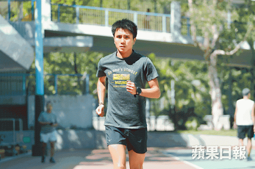 徐志堅十歲已開始跑步,三年前轉為全職跑手,說希望30歲前退下來。在柏林馬拉松打破香港紀錄,志堅說是意料之外。志堅(右)說自己懶惰,在肯雅集訓時要領跑員每天敦促他練習。受訪者提供圖片 徐志堅十歲已開始跑步,三年前轉為全職跑手,說希望30歲前退下來。在柏林馬拉松打破香港紀錄,志堅說是意料之外。志堅(右)說自己懶惰,在肯雅集訓時要領跑員每天敦促他練習。受訪者提供圖片