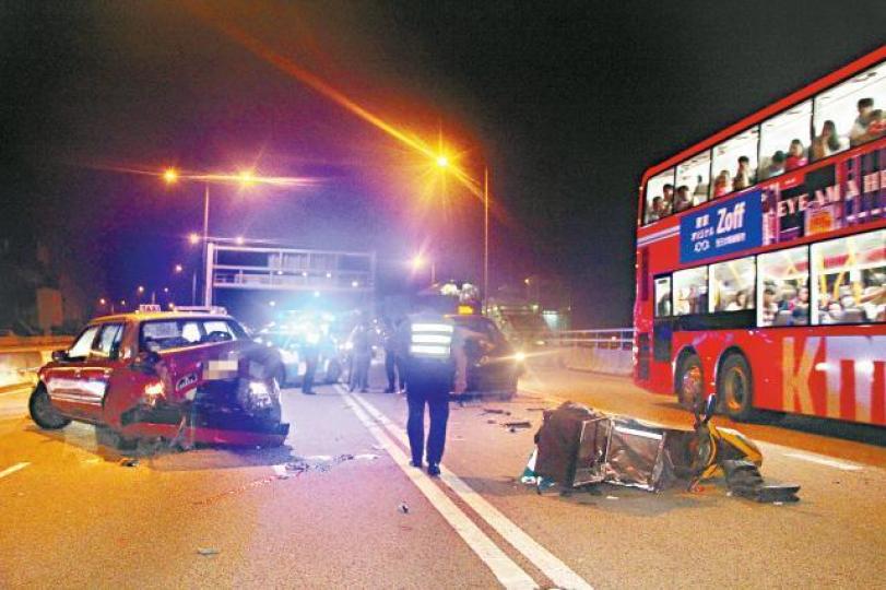 屯門公路發生三車相撞,警方到場調查意外起因。事主受傷倒地時,頭部重創,地上留下大灘血迹。 屯門公路發生三車相撞,警方到場調查意外起因。事主受傷倒地時,頭部重創,地上留下大灘血迹。