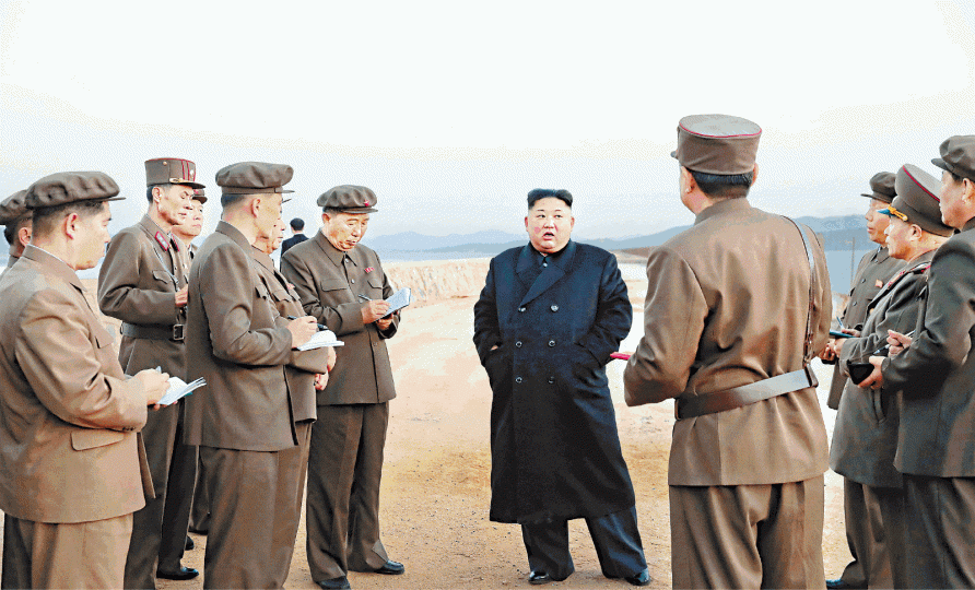北韓朝中社昨發放金正恩視察戰術武器測試的照片,但沒披露測試了甚麼武器。路透社 北韓朝中社昨發放金正恩視察戰術武器測試的照片,但沒披露測試了甚麼武器。路透社