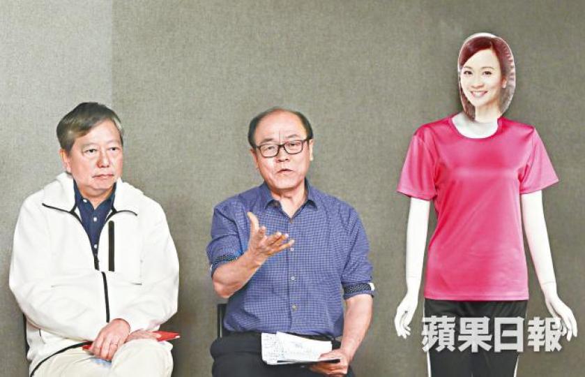 李卓人(左)於論壇上與馮檢基激辯,嘲諷對方為「怨婦基」,老謀深算,馮激動反駁;缺席的陳凱欣由人形公仔代替出場。江俊豪攝 李卓人(左)於論壇上與馮檢基激辯,嘲諷對方為「怨婦基」,老謀深算,馮激動反駁;缺席的陳凱欣由人形公仔代替出場。江俊豪攝