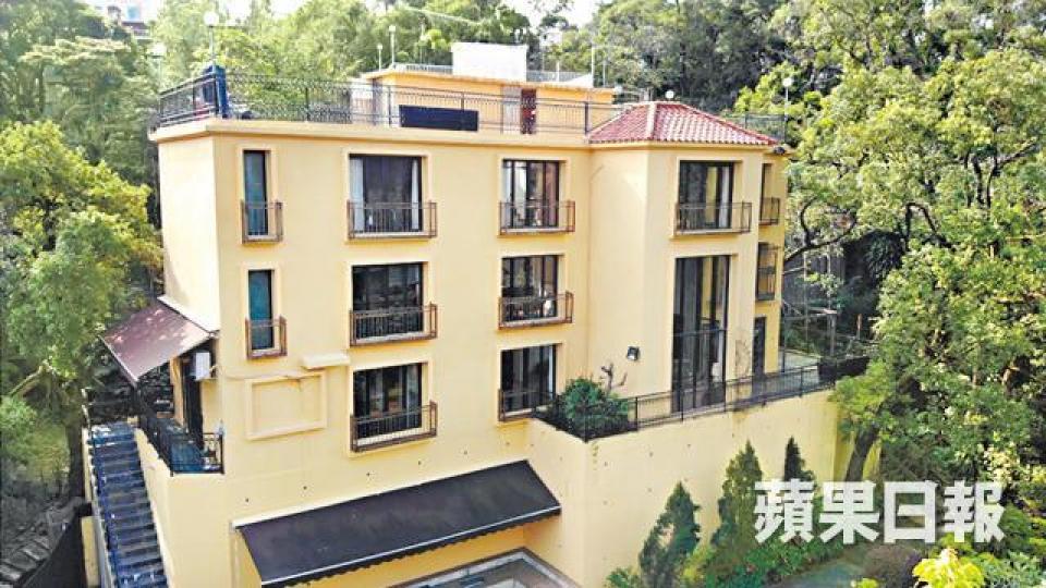 沙田赤泥坪村雙號屋,實用面積約4,200方呎,連2萬方呎大型花園,叫價4,980萬元。廚房採鵝黃色為主調,中央放置歐洲家居常見的柚木檯面中島。為方便宴客,戶主於室外設燒烤爐及用餐區,更請專人搭建戶外Pizza爐。客廳設中空樓底連落地玻璃窗,從二樓可俯視大廳及花園全景。女戶主八年前從廣州購入價值8萬元人民幣的紫檀原木飯檯。 沙田赤泥坪村雙號屋,實用面積約4,200方呎,連2萬方呎大型花園,叫價4,980萬元。廚房採鵝黃色為主調,中央放置歐洲家居常見的柚木檯面中島。為方便宴客,戶主於室外設燒烤爐及用餐區,更請專人搭建戶外Pizza爐。客廳設中空樓底連落地玻璃窗,從二樓可俯視大廳及花園全景。女戶主八年前從廣州購入價值8萬元人民幣的紫檀原木飯檯。