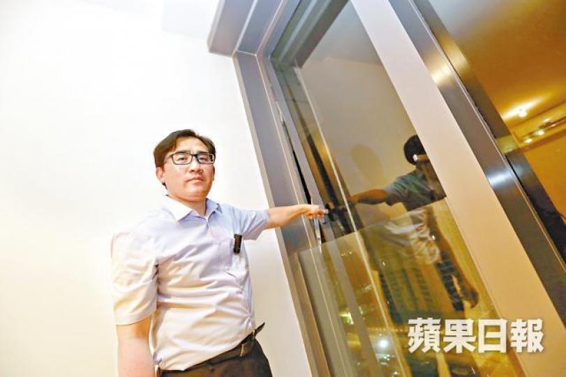 明哥驗樓時發現如何推拉也未能將大窗關上,並指出窗鉸已壞。詹Sir指單位露台有空心磚,且近欄杆地板出現曾被酸性液體侵蝕痕迹。 明哥驗樓時發現如何推拉也未能將大窗關上,並指出窗鉸已壞。詹Sir指單位露台有空心磚,且近欄杆地板出現曾被酸性液體侵蝕痕迹。