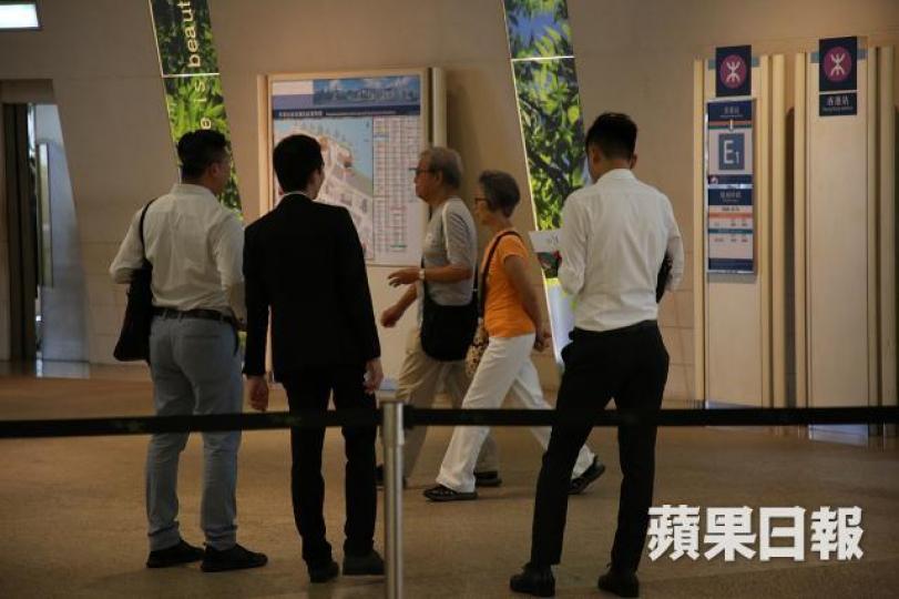 發展商推新盤往往提供豐厚佣金,鼓勵代理積極促成交易。資料圖片 發展商推新盤往往提供豐厚佣金,鼓勵代理積極促成交易。資料圖片