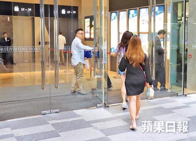 逸璟.龍灣售樓處昨人流冷清,市傳項目暫有5伙獲認購。譚德潤攝 逸璟.龍灣售樓處昨人流冷清,市傳項目暫有5伙獲認購。譚德潤攝