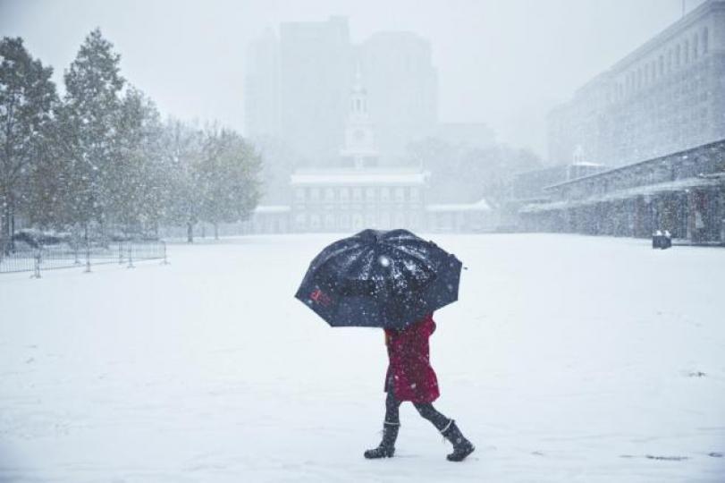 大雪令費城獨立紀念館外變成白色天地。美聯社 大雪令費城獨立紀念館外變成白色天地。美聯社