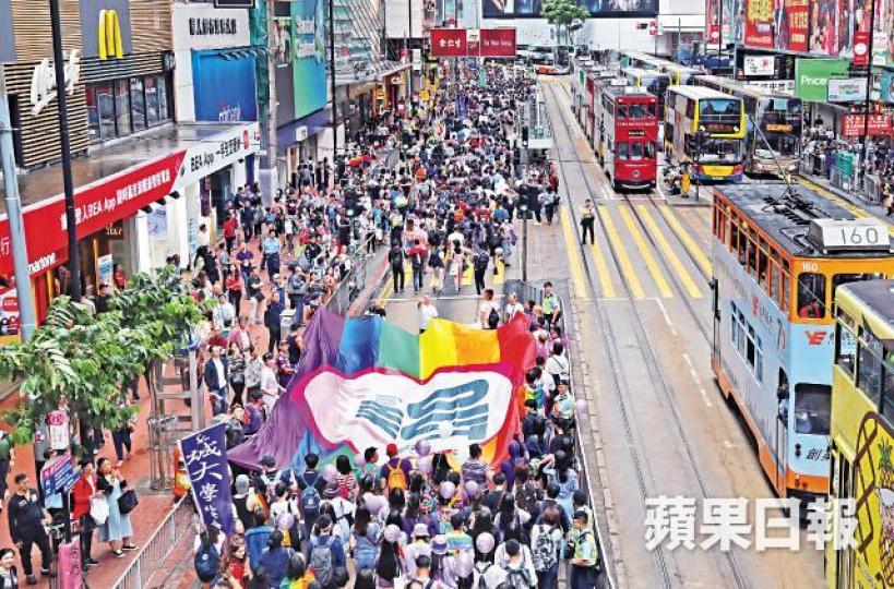 主辦組織發言人稱,今年遊行共1.2萬人參加。夏家朗攝上街人士以安全套造型現身。有遊行人士打扮成「任何仁」,以支持同志平權。印度首名「出櫃」王子Manvendra Singh Gohil(左)專程來港參與遊行。少女在遊行途中拍照留念。 主辦組織發言人稱,今年遊行共1.2萬人參加。夏家朗攝上街人士以安全套造型現身。有遊行人士打扮成「任何仁」,以支持同志平權。印度首名「出櫃」王子Manvendra Singh Gohil(左)專程來港參與遊行。少女在遊行途中拍照留念。