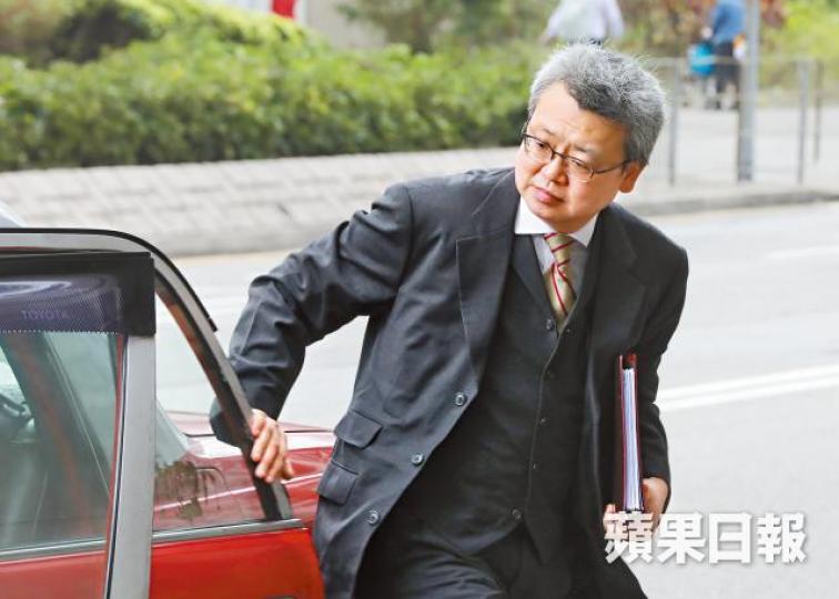 律政司高級檢控官王永森昨在寓所墮樓身亡;圖為王日前就非禮案出庭應訊。資料圖片王永森遺體昨午由黑箱車運走。劉永明攝 律政司高級檢控官王永森昨在寓所墮樓身亡;圖為王日前就非禮案出庭應訊。資料圖片王永森遺體昨午由黑箱車運走。劉永明攝
