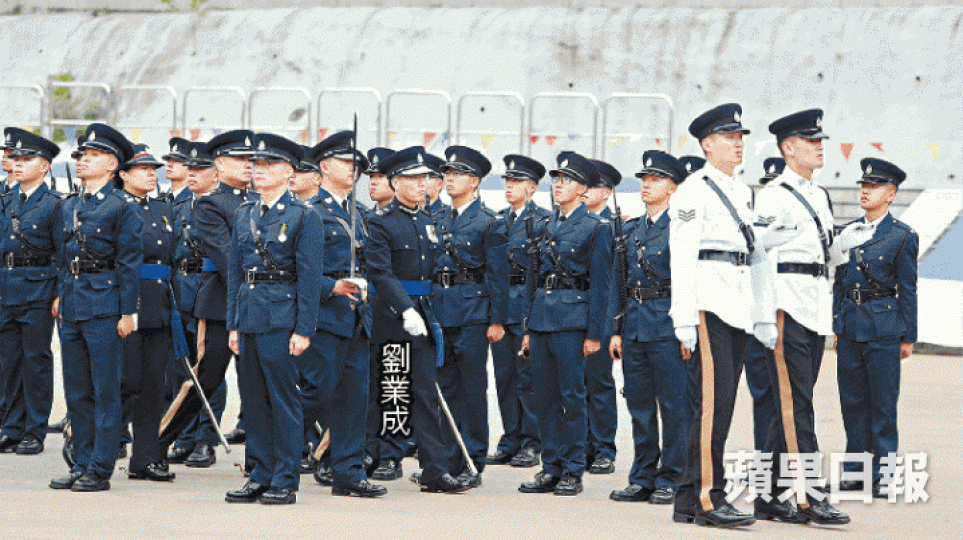 將退休的警務處副處長劉業成檢閱香港警察學院昨舉行結業會操。 將退休的警務處副處長劉業成檢閱香港警察學院昨舉行結業會操。