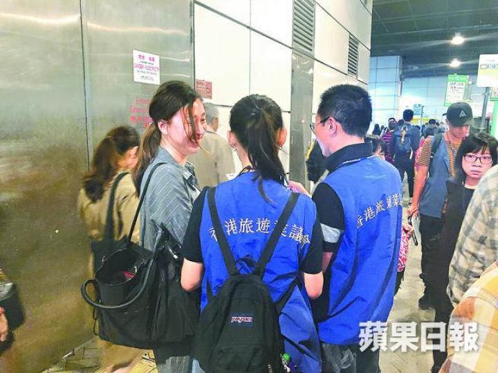 旅議會派員在東涌B6巴士落車位置巡查內地團。 旅議會派員在東涌B6巴士落車位置巡查內地團。