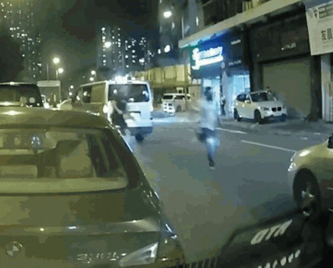 死者到車房刑毀後未及跳上接應車輛,逃走時被多人追捕。 死者到車房刑毀後未及跳上接應車輛,逃走時被多人追捕。