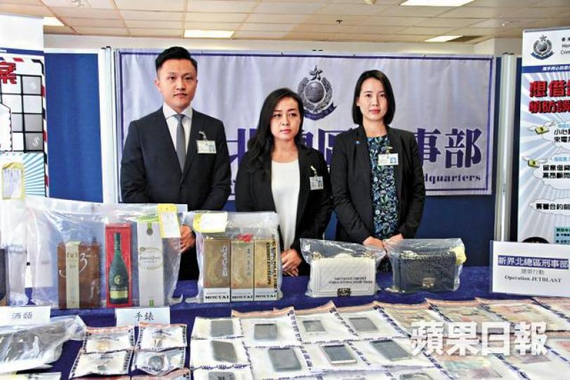 警方於行動中撿獲大量現金、名錶及銀包。文兆麟攝 警方於行動中撿獲大量現金、名錶及銀包。文兆麟攝