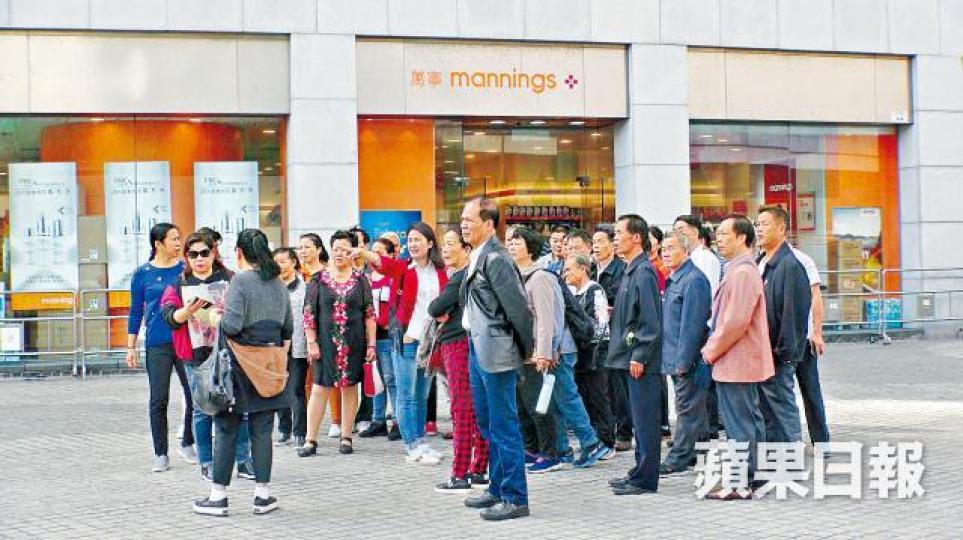 逗留在東涌的內地旅行團數目昨明顯減少,大部份有香港導遊隨團。 逗留在東涌的內地旅行團數目昨明顯減少,大部份有香港導遊隨團。