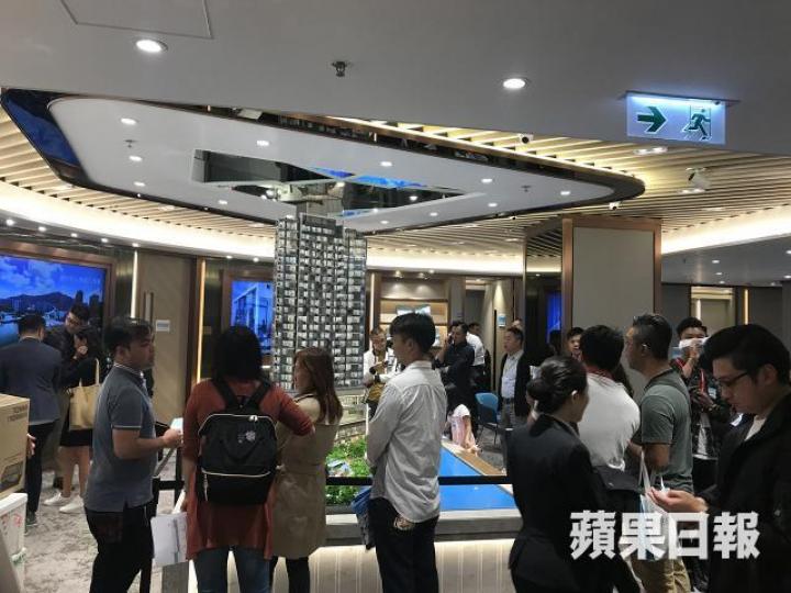 香港的大地產商已開始把新樓盤收起來不推出市場,目前還推出新樓盤的只是一些二線地產商,單位也不多。 資料圖片 香港的大地產商已開始把新樓盤收起來不推出市場,目前還推出新樓盤的只是一些二線地產商,單位也不多。 資料圖片
