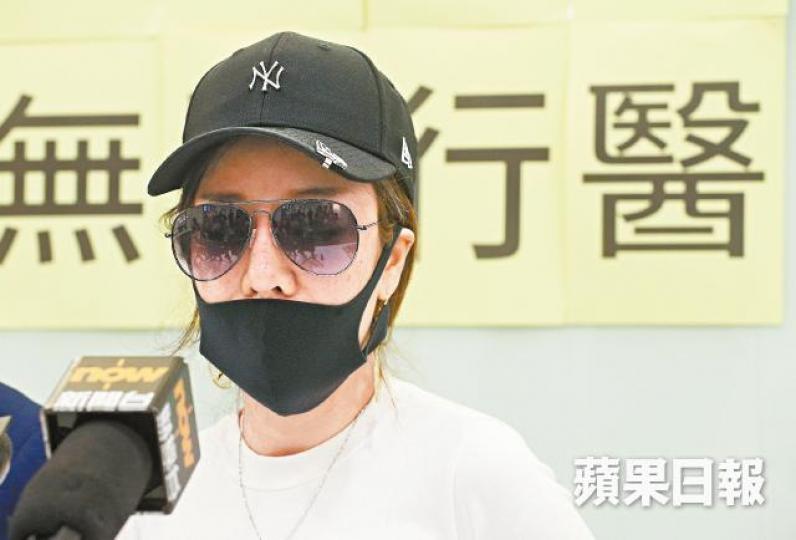 Cherry進行整鼻手術後出現鼻腫和臉腫、鼻子不對稱等問題。張志華攝袁海文(左)質疑兩名涉事醫生均非外科或整形外科醫生,已向醫委會投訴。 Cherry進行整鼻手術後出現鼻腫和臉腫、鼻子不對稱等問題。張志華攝袁海文(左)質疑兩名涉事醫生均非外科或整形外科醫生,已向醫委會投訴。