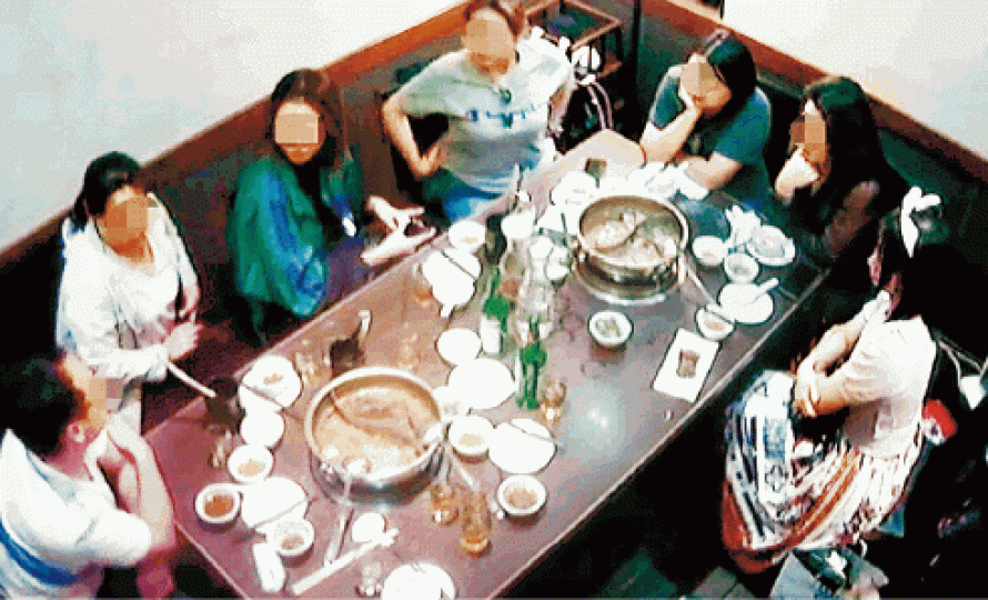 陸客被拍下吃霸王餐的過程。 陸客被拍下吃霸王餐的過程。
