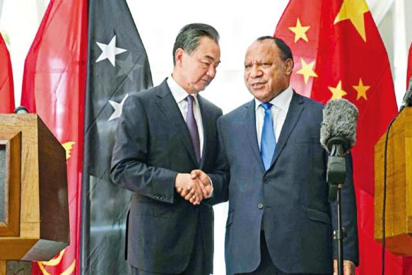 中國外長王毅(左)與巴布亞新幾內亞外長帕托握手。 中國外長王毅(左)與巴布亞新幾內亞外長帕托握手。