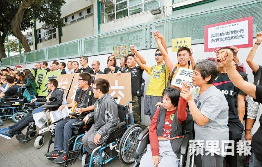 請願人士昨在展亮中心外以手牽手方式爭取公眾支持,促政府擱置殺校計劃。 請願人士昨在展亮中心外以手牽手方式爭取公眾支持,促政府擱置殺校計劃。