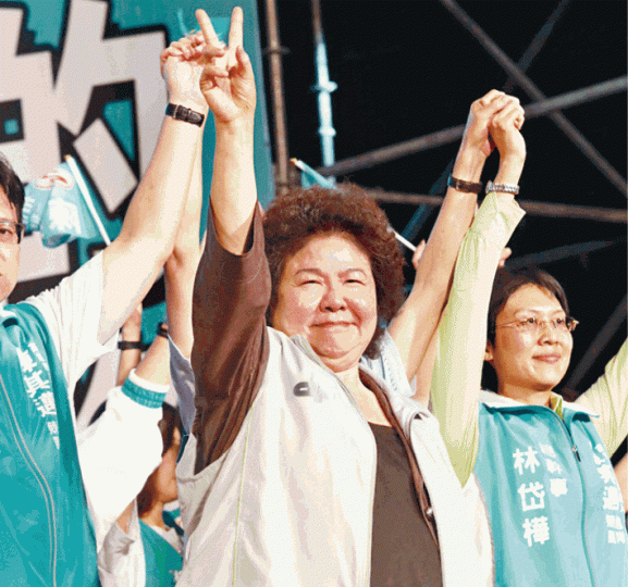 陳菊昨日在造勢晚會反擊吳敦義稱「我是台灣人的女兒」。吳敦義為母豬論失言鞠躬道歉。台灣《蘋果日報》陳其邁(左)與賴清德(右)出席造勢晚會。 陳菊昨日在造勢晚會反擊吳敦義稱「我是台灣人的女兒」。吳敦義為母豬論失言鞠躬道歉。台灣《蘋果日報》陳其邁(左)與賴清德(右)出席造勢晚會。