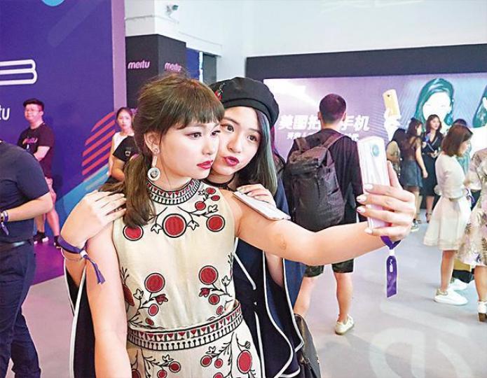 美圖手機大受女性歡迎,小米藉合作擴大用戶群。 美圖手機大受女性歡迎,小米藉合作擴大用戶群。