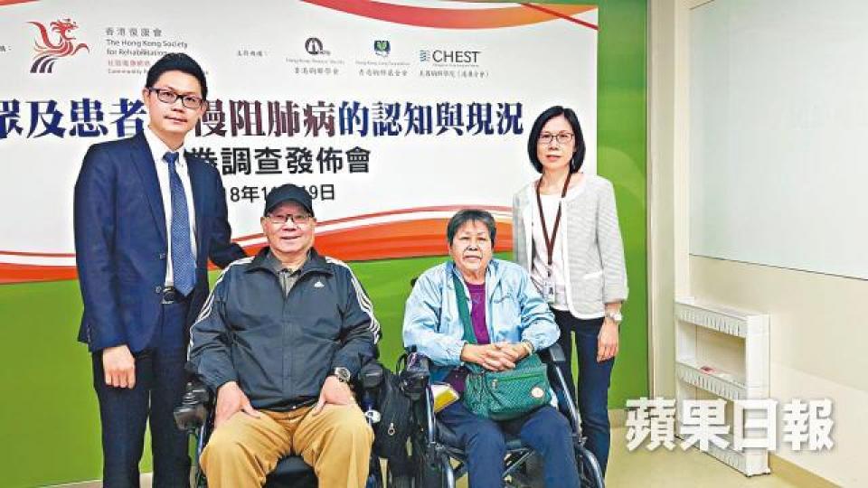 謝海南醫生(左)指出,長期咳嗽及氣促等病徵,易被慢阻肺病患者忽略。 謝海南醫生(左)指出,長期咳嗽及氣促等病徵,易被慢阻肺病患者忽略。