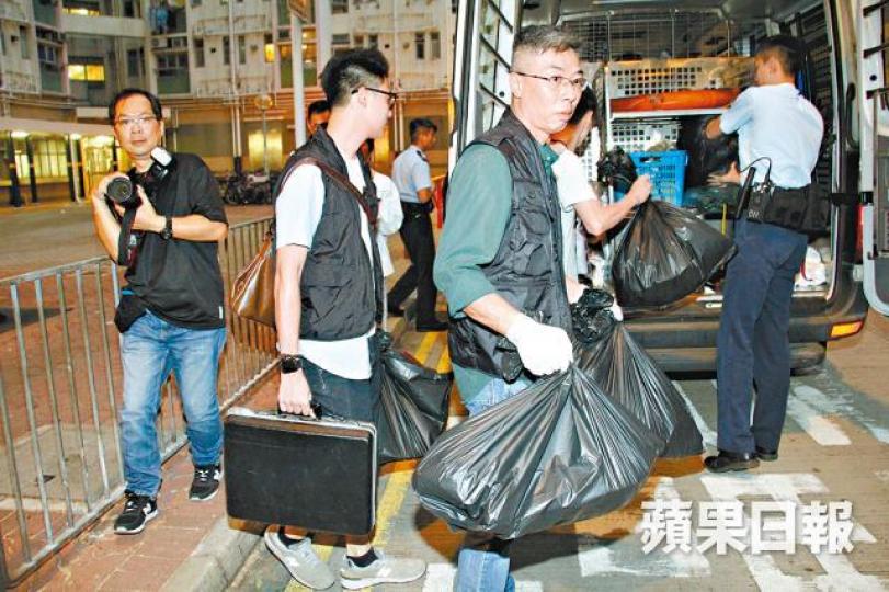 探員昨到場撿走多袋證物調查。黎家駒攝 探員昨到場撿走多袋證物調查。黎家駒攝
