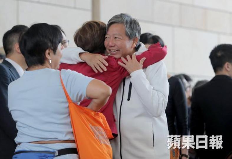 李卓人昨到西九龍裁判法院聲援佔中九子,其間與陳淑莊等人擁抱。 李卓人昨到西九龍裁判法院聲援佔中九子,其間與陳淑莊等人擁抱。