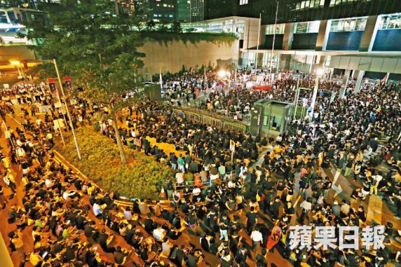 公民廣場見證2012年逾12萬人聚首反國教一役,惟兩年後被政府圍封。黃之鋒2014年參與重奪公民廣場行動,被多名警員抬走。勝訴的退休攝記張德榮批評港府想盡辦法阻礙合法示威。陳善南攝 公民廣場見證2012年逾12萬人聚首反國教一役,惟兩年後被政府圍封。黃之鋒2014年參與重奪公民廣場行動,被多名警員抬走。勝訴的退休攝記張德榮批評港府想盡辦法阻礙合法示威。陳善南攝