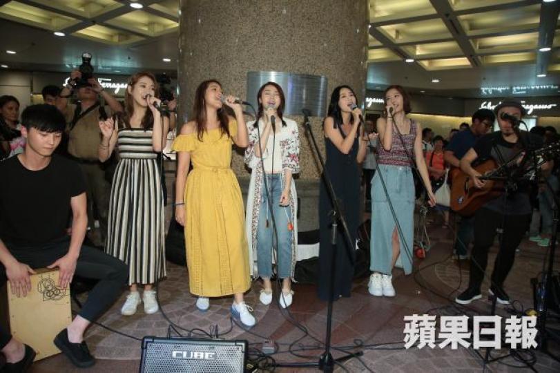 她們今天重新站起來,在觀眾面前表演,令人既感慨又感動。 她們今天重新站起來,在觀眾面前表演,令人既感慨又感動。