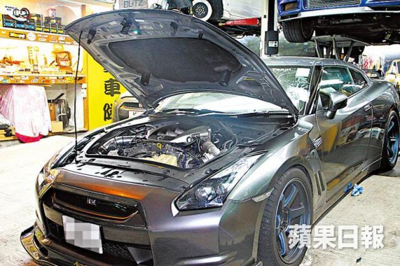 案發當日,車房內一部GT-R跑車被扑爛擋風玻璃。 案發當日,車房內一部GT-R跑車被扑爛擋風玻璃。